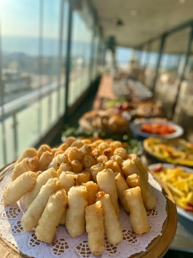 Açık büfede sıcak börekler