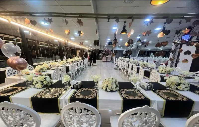 Terrace Hall: table decoration with black and gold details and white flowers